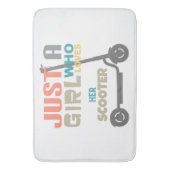 Gewoon een meisje dat van haar scooter houdt badmat (Voorkant Verticaal)