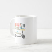 Gewoon een meisje dat van haar scooter houdt koffiemok (Voorkant links)