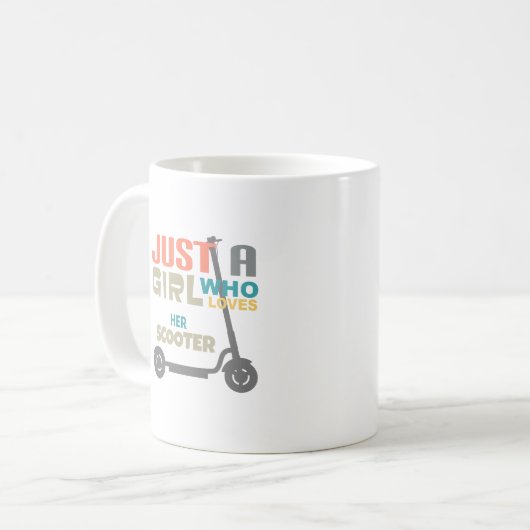 Gewoon een meisje dat van haar scooter houdt koffiemok (Voorkant links)