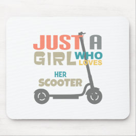 Gewoon een meisje dat van haar scooter houdt muismat