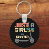 Gewoon een meisje dat van haar scooter houdt sleutelhanger (Voorkant)