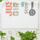 Gewoon een meisje dat van haar scooter houdt theedoek (Gevouwen)