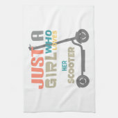 Gewoon een meisje dat van haar scooter houdt theedoek (Verticaal)