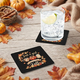 Gewoon een meisje dat van herfstseizoen koffie her kartonnen onderzetters