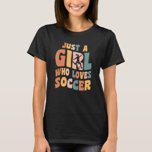 Gewoon een meisje dat van het voetbalmeisje houdt  t-shirt