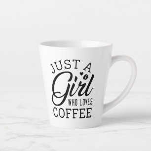 Gewoon een meisje dat van koffie houdt latte mok