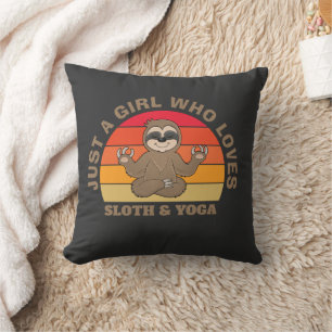 Gewoon een meisje dat van luiaard en yoga houdt, R Kussen