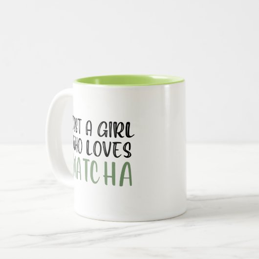 Gewoon een meisje dat van matcha houdt tweekleurige koffiemok (Voorkant links)