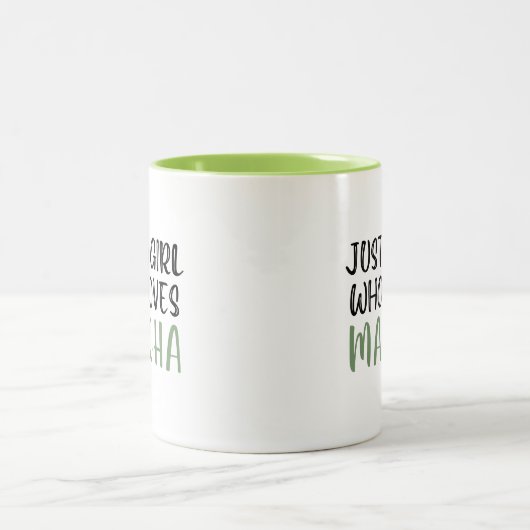 Gewoon een meisje dat van matcha houdt tweekleurige koffiemok (Center)