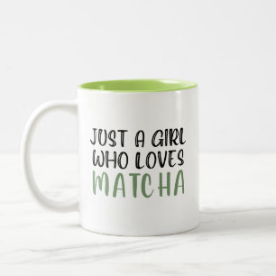 Gewoon een meisje dat van matcha houdt tweekleurige koffiemok