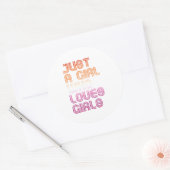 Gewoon een meisje dat van meisjes houdt ronde sticker (Envelop)