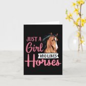 Gewoon een meisje dat van paarden houdt, die een p kaart (Gele Bloem)