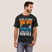 Gewoon een meisje dat van paarden houdt Grappige p T-shirt (Voorkant volledig)