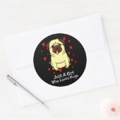 Gewoon een meisje dat van pugs houdt ronde sticker (Envelop)