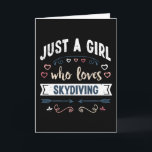 Gewoon een meisje dat van skydiven houdt, leuke ca kaart<br><div class="desc">Leuk ontwerp voor een meisje dat van skydiven houdt. Ideaal verjaardags-,  kerst- of moedersdagcadeau voor parachutisten en skydivers voor je moeder of vrouw. Leuk cadeau voor vrouwen,  je dochter,  meisjes en kinderen.</div>