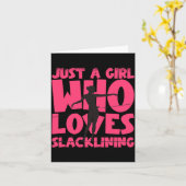 Gewoon Een Meisje Dat Van Slacklining Houdt Comfor Kaart (Gele Bloem)