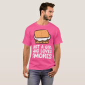 Gewoon een meisje dat van S'mores kamperen houdt T-shirt (Voorkant volledig)