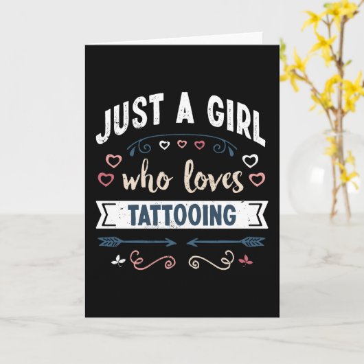 Gewoon een meisje dat van tatoeëren houdt, leuke c kaart (Gele Bloem)