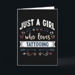 Gewoon een meisje dat van tatoeëren houdt, leuke c kaart<br><div class="desc">Leuk gewoon een meisje dat houdt van tatoeëren ontwerp. Ideaal verjaardags-,  kerst- of moedersdag-tatoeage cadeau voor je moeder of vrouw. Leuk cadeau voor vrouwen,  je dochter,  meisjes en kinderen.</div>