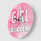 gewoon een meisje dat van voetbal houdt grote klok (Hoek)