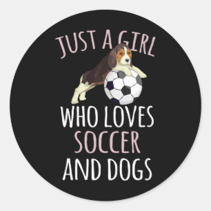 Gewoon een meisje dat van voetbal houdt, spelen me ronde sticker