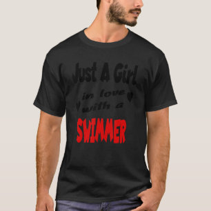 Gewoon een meisje in liefde met een zwemmer t-shirt