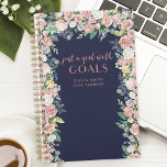 Gewoon een meisje met doelen Floral gepersonalisee Planner<br><div class="desc">Motivatie prijsaanduiding voor vrouwen. De hand van de penseel geschreven manuscripttypografie die "enkel een meisje met doelstellingen"zegt. Omringd door waterverf floralen op een blauw marineklein. Pas dit douaneontwerp met uw eigen naam,  tekst,  en jaar aan.</div>