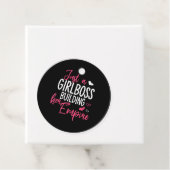 Gewoon een meisjesbaas die haar imperium bouwt, vr bedankjes labels (In situ)