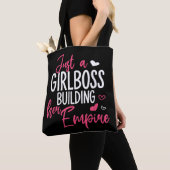 Gewoon een meisjesbaas die haar imperium bouwt, vr tote bag (Dichtbij)