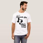 Gewoon een minnesota meisje in een Texas World Fun T-shirt (Voorkant volledig)
