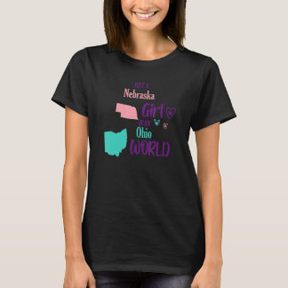 Gewoon een Nebraska-meisje in een Ohio World T-shirt