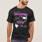 Gewoon een Oklahoma-meisje in een Texas World T-shirt (Voorkant)