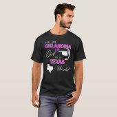 Gewoon een Oklahoma-meisje in een Texas World T-shirt (Voorkant volledig)