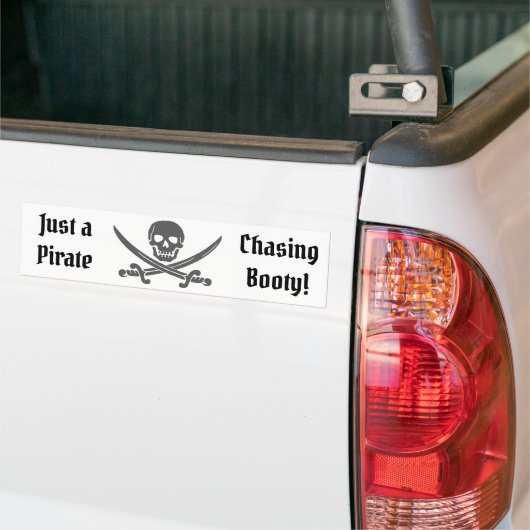 Gewoon een Pirate Chasing Booty met Jolly Roger Bumpersticker (Op Truck)