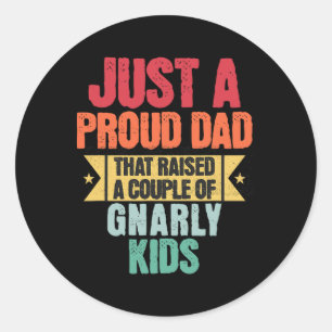 Gewoon een trotse vader die een paar lompe kindere ronde sticker