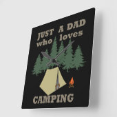 gewoon een vader die van kamperen en wandelen houd vierkante klok (Hoek)