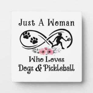 gewoon een vrouw die van honden en Pickleball houd Fotoplaat