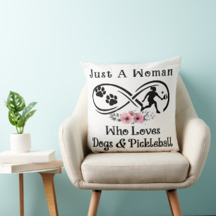 gewoon een vrouw die van honden en Pickleball houd Kussen