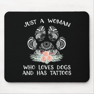 Gewoon een vrouw die van honden houdt en tatoeages muismat