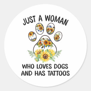 Gewoon een vrouw die van honden houdt en Tattoos h Ronde Sticker
