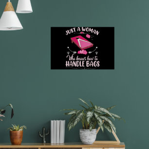 Gewoon een vrouw die weet hoe ze Cornhole-tassen m Poster