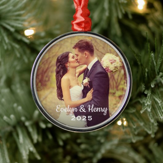 Gewoon Elegant Wedding Photo White Script Monogram Metalen Ornament (Boom)