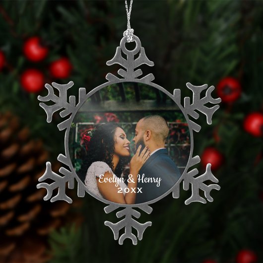 Gewoon Elegant Wedding Photo White Script Monogram Tin Sneeuwvlok Ornament