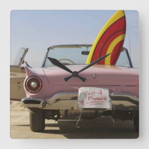 Gewoon gehuwd bord en surfboard vierkante klok