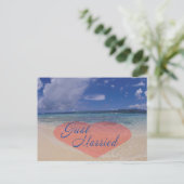 Gewoon gehuwd hart op strand aankondigingskaart (Staand voorkant)