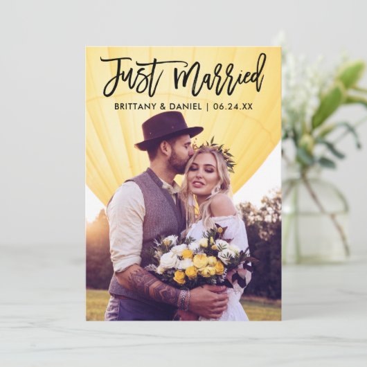 Gewoon gehuwd modern penseelscript bruiloft aankondiging (Staand voorkant)