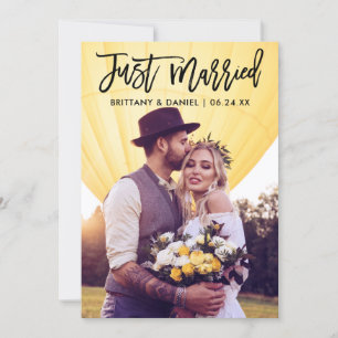 Gewoon gehuwd modern penseelscript bruiloft aankondiging