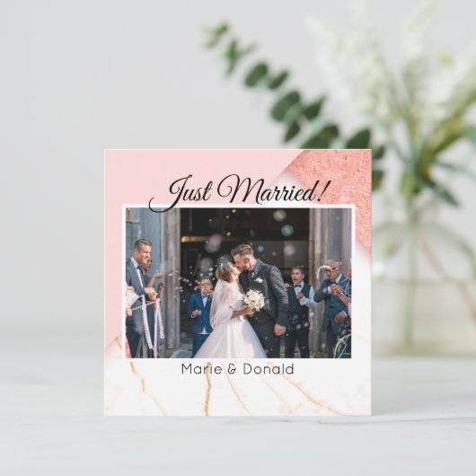 Gewoon gehuwd Modern Pink en Gold Glitter Marble Feestdagenkaart (Staand voorkant)