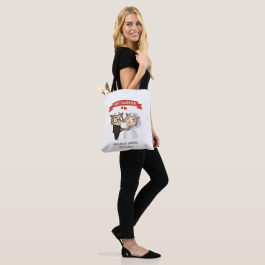 Gewoon gehuwd rond de bruiloft tote bag (Op model)