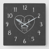 Gewoon gehuwd rustic Heart Monogram Faux Chalkboar Vierkante Klok (Voorkant)